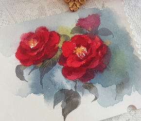 羽羽水彩课合集【焦圣希18818568866】——————————————– ！！！！！！！！！！！！！！！！！！！！！  以下内容与本视频课程无关， 仅是AI对视频课程目录的总结，可以无视。  ！！！！！！！！！！！！！！！！！！！！！ ——————————————– 本课程是一套系统全面的水彩花卉绘画课程，涵盖了从基础技法到进阶创作的多个阶段，旨在帮助学员逐步掌握水彩花卉绘画的精髓，提升绘画水平。课程内容丰富多样，包括基础技法讲解、经典花卉案例示范、作业点评以及专题课程等，适合不同层次的学员学习。 基础班课程 基础班视频共有11节课，主要围绕水彩绘画的基础技法展开。课程从线描、速写等基本绘画技巧入手，逐步过渡到平涂、揉边、混色接色等水彩技法的讲解与示范。例如，第1课的线描教学帮助学员掌握线条的运用，为后续的绘画打下坚实基础；第3课的平涂与揉边技法则让学员了解如何通过色彩的平铺与过渡来表现花卉的基本形态。第4课的混色接色技法更是水彩绘画中的重要环节，通过色彩的自然融合，学员可以更好地表现花卉的层次感和立体感。此外，课程还涉及色彩调和、暖色与冷色花卉的绘制技巧，以及素描关系的处理等内容。通过这些基础课程的学习，学员能够系统地掌握水彩绘画的基本功，为后续的进阶学习奠定坚实基础。 玫瑰诗篇专题课程 玫瑰诗篇专题课程分为两期，共16节课，专注于玫瑰花卉的绘制。第一期课程共有7节课，从玫瑰的结构解析入手，逐步讲解如何通过单色、多色等不同方式表现玫瑰的形态与质感。课程中不仅有具体的绘画示范，还包含了作业延展课，帮助学员巩固所学知识。例如，第2课的单朵带叶片玫瑰示范，详细展示了玫瑰花朵与叶片的绘制技巧；第4课的带背景龙沙宝石则进一步拓展了学员的绘画视野，让学员学会如何在复杂的背景中突出玫瑰的主题。第二期课程共有8节课，进一步深化玫瑰绘制的技巧，从玫瑰结构的详细讲解到不同颜色、形态的玫瑰绘制，如明亮黄玫瑰、红色玫瑰瀑布等，课程内容丰富多样。此外，还有写意玫瑰的绘制技巧，帮助学员在掌握写实绘画的基础上，提升艺术表现力和创造力。 梦幻花卉课程 梦幻花卉课程分为基础课程、进阶课程和经典回顾课程，涵盖了多种花卉的绘制技巧。基础课程共有16节课，从画材的选择、三大基础技法的讲解到具体的花卉绘制示范，如水仙百合、木芙蓉等，课程内容循序渐进，帮助学员逐步掌握水彩花卉绘画的基本方法。进阶课程则在此基础上，进一步提升学员的绘画水平，课程内容包括红玫瑰花篮、蓝色绣球、粉蔷薇等复杂花卉的绘制，以及作业点评和技法综合运用等内容。经典回顾课程则对之前的内容进行总结与回顾，通过绣球花蓝、白樱花、白梅等经典花卉的绘制，帮助学员巩固所学知识，提升绘画技巧。 梦幻绣球水彩课程 梦幻绣球水彩课程共有16节课，专注于绣球花卉的绘制。课程从绣球的基本形态入手，逐步讲解如何通过不同的技法表现绣球的层次感与立体感。例如，第1课的作业延展课帮助学员掌握绣球的基本绘制方法；第5课的写意绣球玻璃瓶器则进一步拓展了学员的绘画视野，让学员学会如何在不同的器具中表现绣球的美感。此外，课程还包含了绣球花篮、背景晕染等复杂场景的绘制技巧，以及作业点评和技法综合运用等内容，帮助学员全面提升绣球花卉的绘制能力。 其他课程 除了上述主要课程外，本课程还包含了一些补充课程和专题课程。例如，羽羽花卉进阶班和羽羽水彩花卉进阶课程，进一步拓展了学员的绘画视野，提供了更多的花卉绘制技巧和创作思路。此外，还有一些针对特定花卉的补充课程，如芍药、洋牡丹等，帮助学员深入了解不同花卉的绘制要点。 课程特色与价值 本课程的最大特色在于其系统性和实用性。从基础技法到进阶创作，课程内容循序渐进，适合不同层次的学员学习。同时，课程中丰富的案例示范和作业点评，能够帮助学员更好地理解和掌握所学知识，提升绘画水平。此外，课程还提供了大量的专题课程和补充内容，让学员在学习过程中能够不断拓展视野，提升艺术表现力和创造力。 对于学员来说，本课程不仅是一套绘画技法的学习课程，更是一次艺术创作的实践之旅。通过系统的学习和实践，学员能够逐步掌握水彩花卉绘画的精髓，提升绘画水平，同时也能够培养自己的艺术审美和创造力。无论是在绘画创作中，还是在日常生活中，这些技能和素养都将为学员带来无尽的收获和乐趣。 智圣商学院作为本课程的提供方，一直致力于为学员提供优质的教育资源和学习体验。通过本课程的学习，学员不仅能够提升绘画技能，还能够获得更多的学习资源和福利，如智圣影院VIP、荔枝微课专栏永久会员等。这些资源将进一步丰富学员的学习生活，提升学习效果。 总之，本课程是一套值得推荐的水彩花卉绘画课程，适合广大绘画爱好者和艺术学习者学习。通过系统的学习和实践，学员将能够在绘画创作中取得显著的进步，同时也能够提升自己的艺术素养和审美能力。【焦圣希|18818568866】